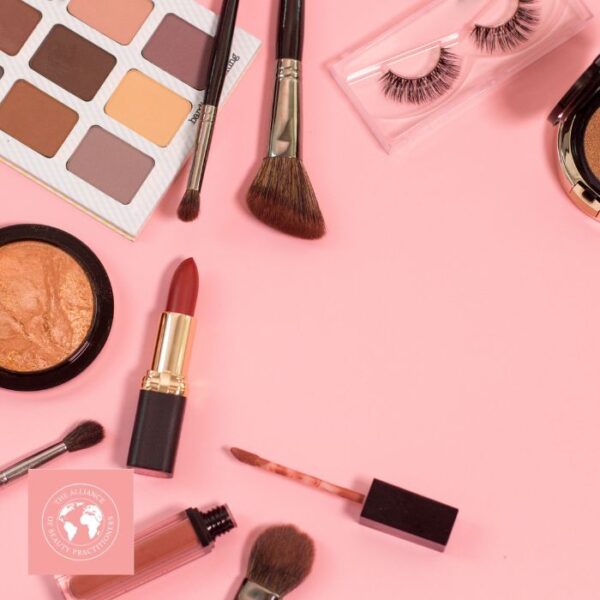 10 beauty courses a pink background with make-up and brushes